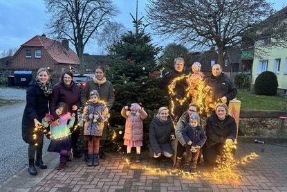 Die Organisatoren der Veranstaltung, Mitglieder vom Anke Knoll Fond, die Freiwillige Feuerwehr Beschendorf und Bürgermeister Michael Leja (re.) blicken auf eine gelungene Veranstaltung, die ein Gefühl von Gemeinschaft und Vorfreude auf Weihnachten verbreitet.