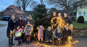 Die Organisatoren der Veranstaltung, Mitglieder vom Anke Knoll Fond, die Freiwillige Feuerwehr Beschendorf und Bürgermeister Michael Leja (re.) blicken auf eine gelungene Veranstaltung, die ein Gefühl von Gemeinschaft und Vorfreude auf Weihnachten verbreitet.
