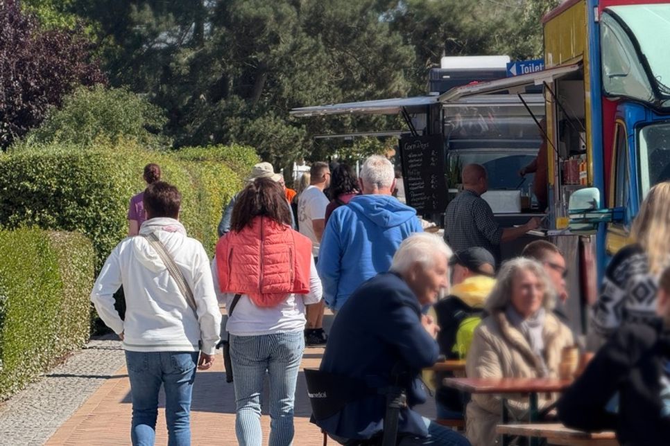 Wie eine Perlenkette reihen sich die Foodtrucks entlang der Promenade aneinander.