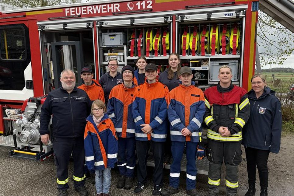 Die Gemeindejugendfeuerwehr Altenkrempe heute: Ein Teil der Mitglieder mit Gemeindewehrführer Marco Schreier (lks.), Jugendwartin Antonia Jahnke (hi. lks.) sowie Gründungsmitglied Svenja Krützfeldt (re.).