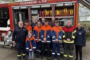 Die Gemeindejugendfeuerwehr Altenkrempe heute: Ein Teil der Mitglieder mit Gemeindewehrführer Marco Schreier (lks.), Jugendwartin Antonia Jahnke (hi. lks.) sowie Gründungsmitglied Svenja Krützfeldt (re.).