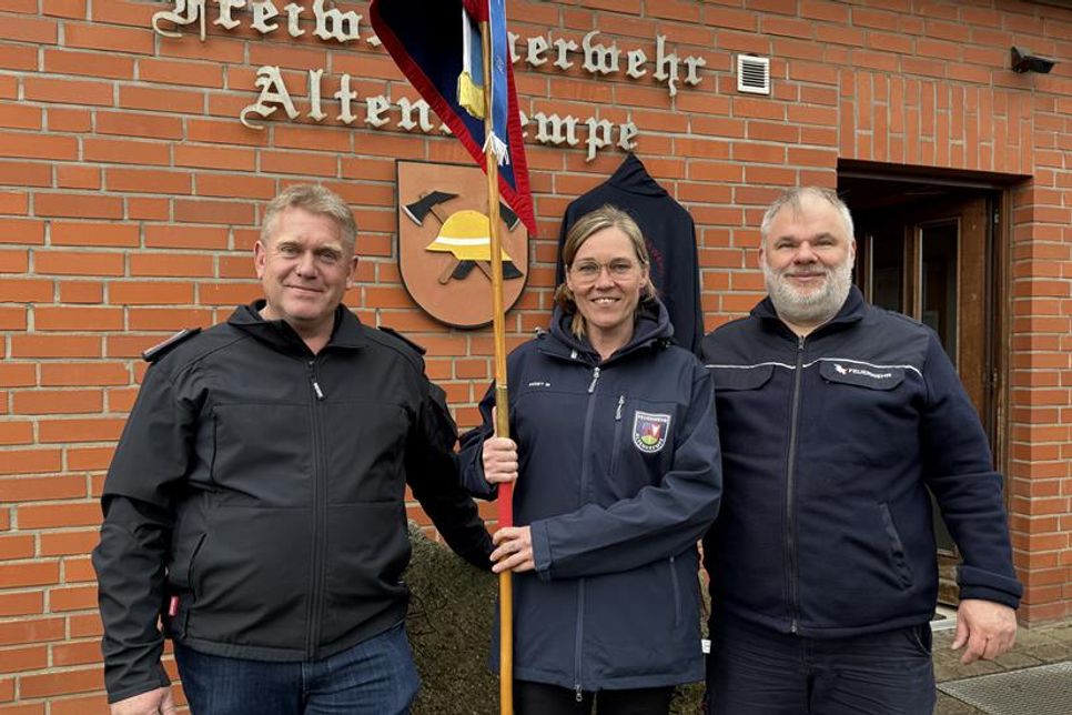 Initiator und damaliger Jugendwart der Jugendfeuerwehr Heiko Hamer (lks.) mit Gründungsmitglied Svenja Krützfeldt und Gemeindefeuerwehrwart Marco Schreier.