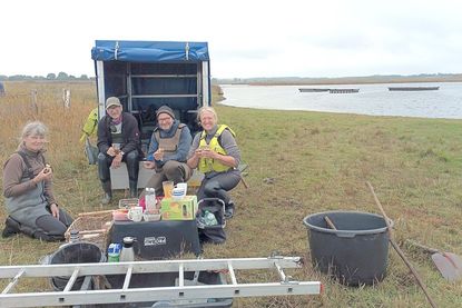 Stärkung nach getaner Arbeit (v.l.): Christina Mohwinkel, Andreas Burgkart, Enno Franck und Ulrieke Burgkart haben Schutzmaßnahmen ergriffen.