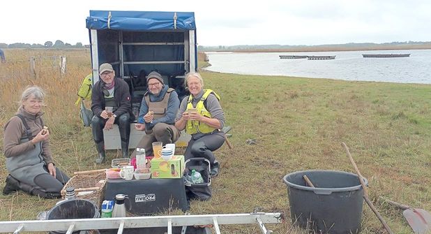 Stärkung nach getaner Arbeit (v.l.): Christina Mohwinkel, Andreas Burgkart, Enno Franck und Ulrieke Burgkart haben Schutzmaßnahmen ergriffen.