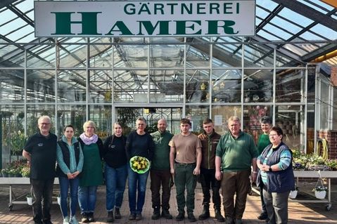 Jubilarin Marika Klemens (Mi.) mit dem Team der Gärtnerei Hamer.