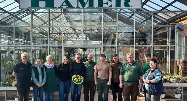 Jubilarin Marika Klemens (Mi.) mit dem Team der Gärtnerei Hamer.