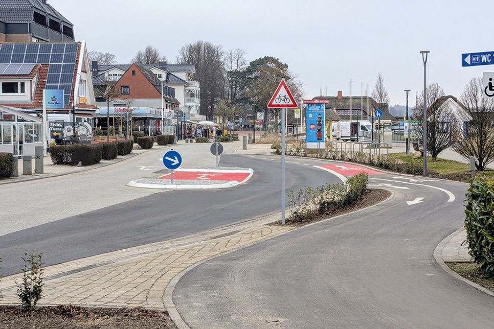 Die Mittelinsel als Überquerungshilfe und der Einfädelungsstreifen erleichtern das Überqueren jetzt erheblich.