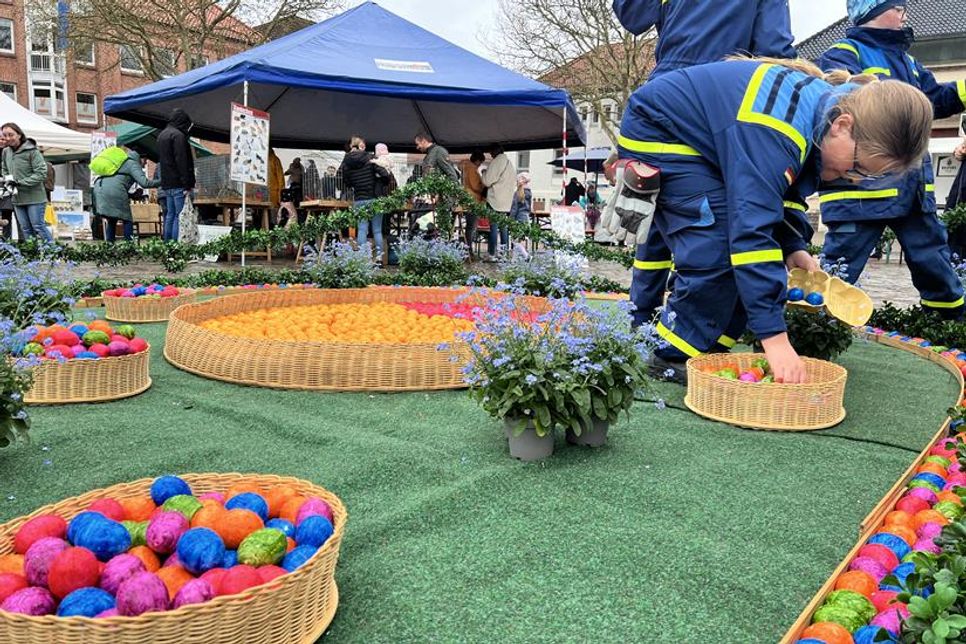 Die farbenfrohen Eier wurden mit viel Eifer und großer Sorgfalt eingepackt und verkauft.