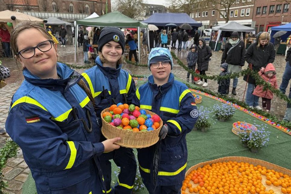 Die THW-Jugend hatte am „größten Ei des Nordens“ alle Hände voll zu tun.