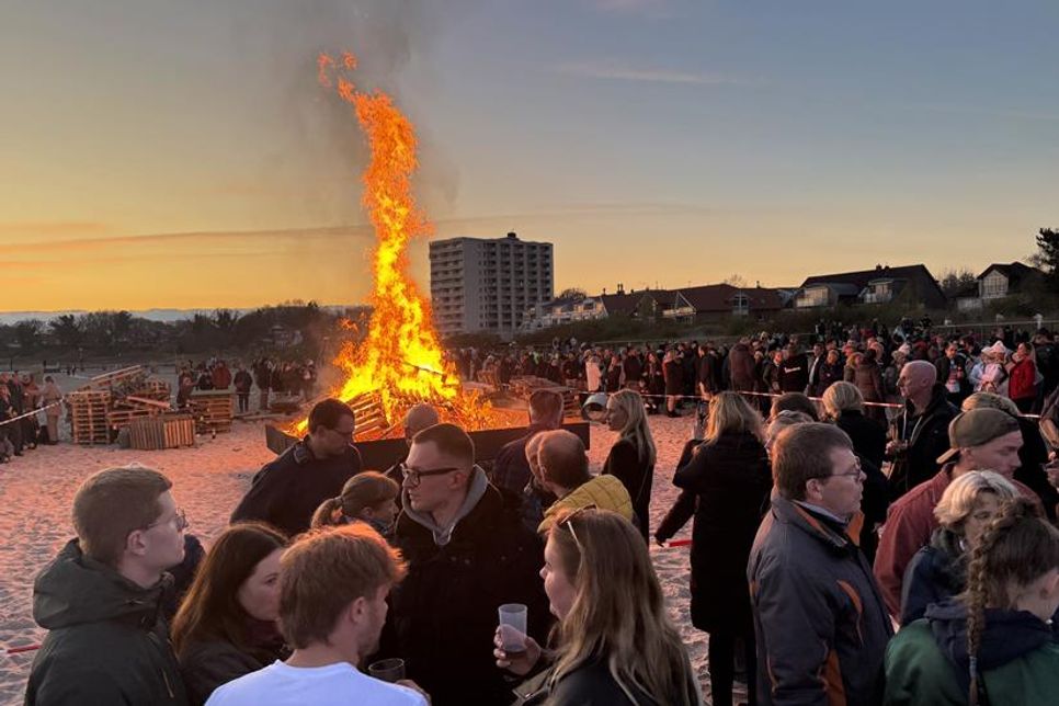 Das Osterfeuer in Pelzerhaken zog viele Schaulustige an den Strand.