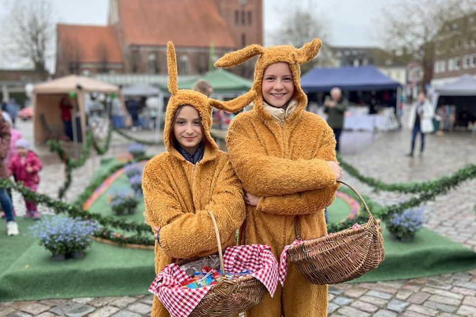 Ostergrüße im Plüschkostüm: Diese beiden Helferinnen verteilten fleißig Süßes an die kleinen Gäste.
