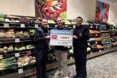 Stellvertretender Ortswehrführer René Konietzny, Rewe-Marktmanager Nils Petersen und Jugendwart Bo Anderson (v. lks.).