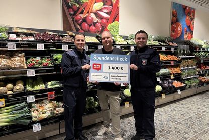 Stellvertretender Ortswehrführer René Konietzny, Rewe-Marktmanager Nils Petersen und Jugendwart Bo Anderson (v. lks.).