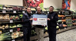 Stellvertretender Ortswehrführer René Konietzny, Rewe-Marktmanager Nils Petersen und Jugendwart Bo Anderson (v. lks.).