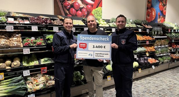 Stellvertretender Ortswehrführer René Konietzny, Rewe-Marktmanager Nils Petersen und Jugendwart Bo Anderson (v. lks.).