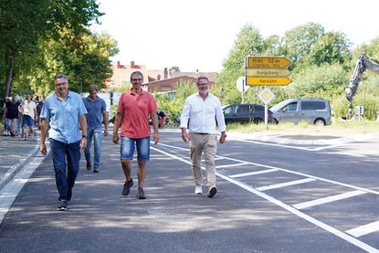 Auf dem Weg zur Baustellen-Freigabe: Oliver Pump (LBV.SH), Schönwaldes Bürgermeister Olaf Schöning und Thomas Waldner (Kommunikationsbüro; v. lks.) freuen sich über die fristgerechte Fertigstellung von Teilabschnitt 6.