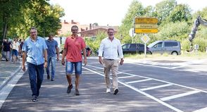 Auf dem Weg zur Baustellen-Freigabe: Oliver Pump (LBV.SH), Schönwaldes Bürgermeister Olaf Schöning und Thomas Waldner (Kommunikationsbüro; v. lks.) freuen sich über die fristgerechte Fertigstellung von Teilabschnitt 6.