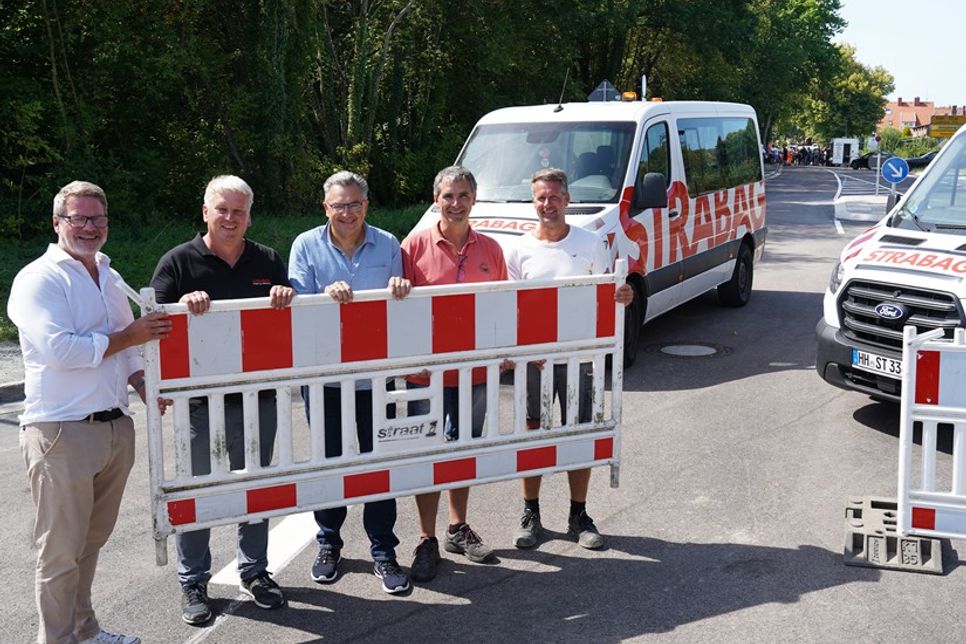 Thomas Waldner (Kommunikationsbüro), Bauleiter Björn Güttler, Oliver Pump (LBV.SH), Schönwaldes Bürgermeister Olaf Schöning und Schachtmeister Timo Rosenthal (v. lks.) entfernten pünktlich um 14 Uhr gemeinsam die Absperrung.