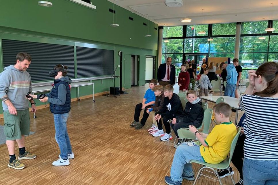 Blick durch eine Virtual-Reality-Brille ins Europaparlament.