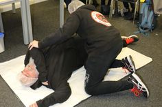 Der 15-jährige Alexander Hering bringt seinen Vater Andreas in die stabile Seitenlage - und die gehört bekanntlich zu den absoluten Erste-Hilfe-Basics.