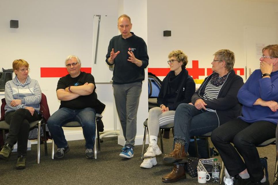 Lebendig, anschaulich, emotional - DRK-Ausbilder Stefan Post (Mitte) brachte die wichtigsten Erste-Hilfe-Themen überzeugend rüber. (Foto: Carsten Stender, Kreissportverband Ostholstein)