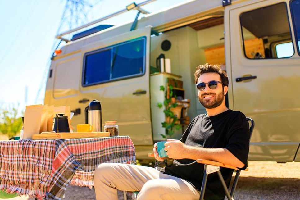 Mit dem ersten Kaffee vor dem Camper beginnt der Tag in aller Ruhe. Camping bedeutet Entschleunigung, Naturverbundenheit – und das gute Gefühl, einfach draußen zu sein.