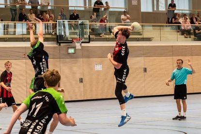 TSV-Handballer Henrik Klemusch beim Sprungwurf.