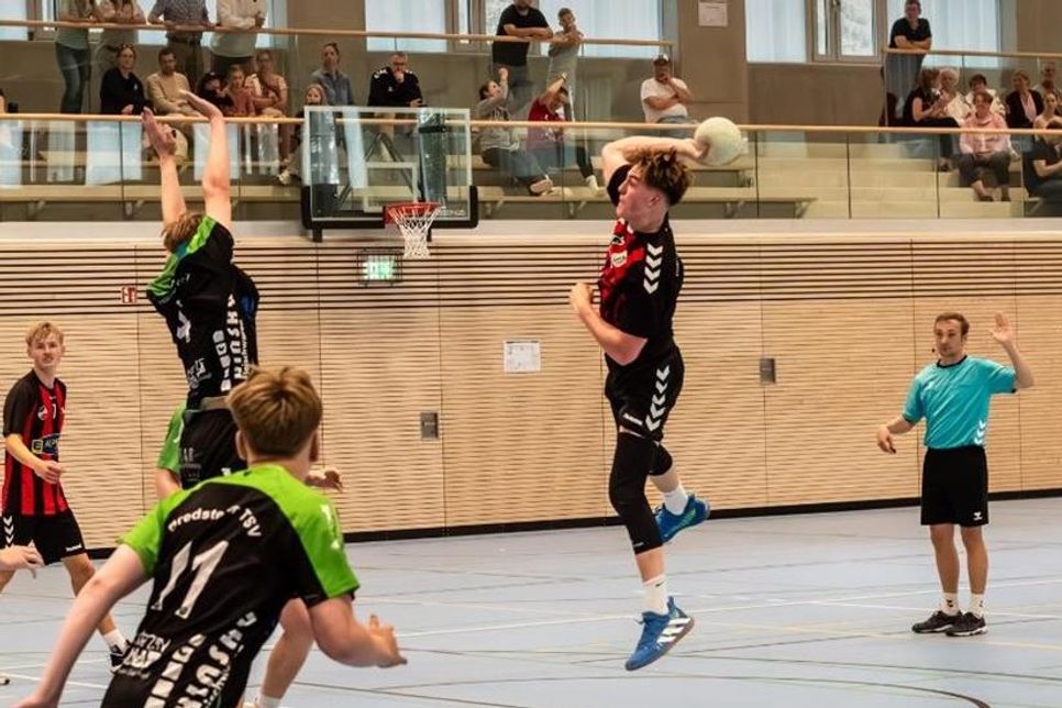 TSV-Handballer Henrik Klemusch beim Sprungwurf.