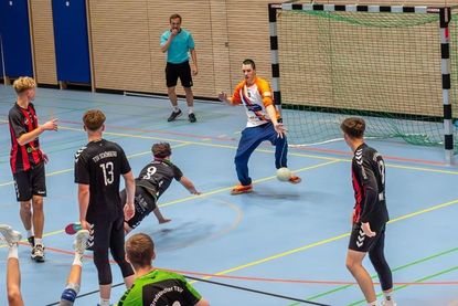 Torwart Leander Hansen wehrt einen Ball ab.