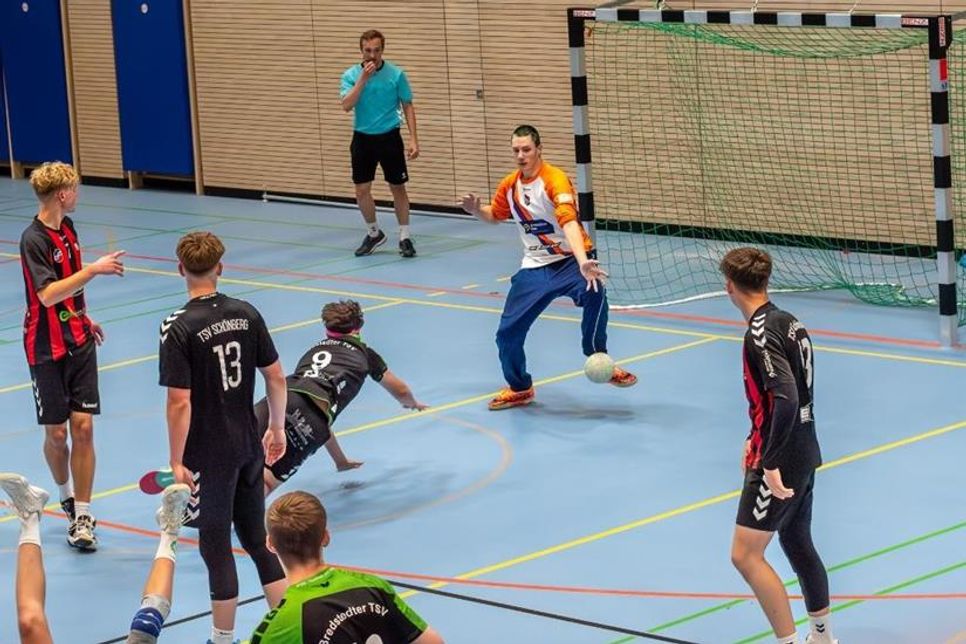 Torwart Leander Hansen wehrt einen Ball ab.