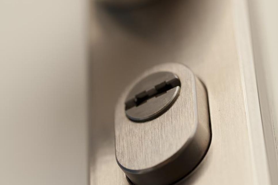 Gut geschützt mit einem Sicherheitsschloss. (Foto: Polizeiliche Kriminalprävention)