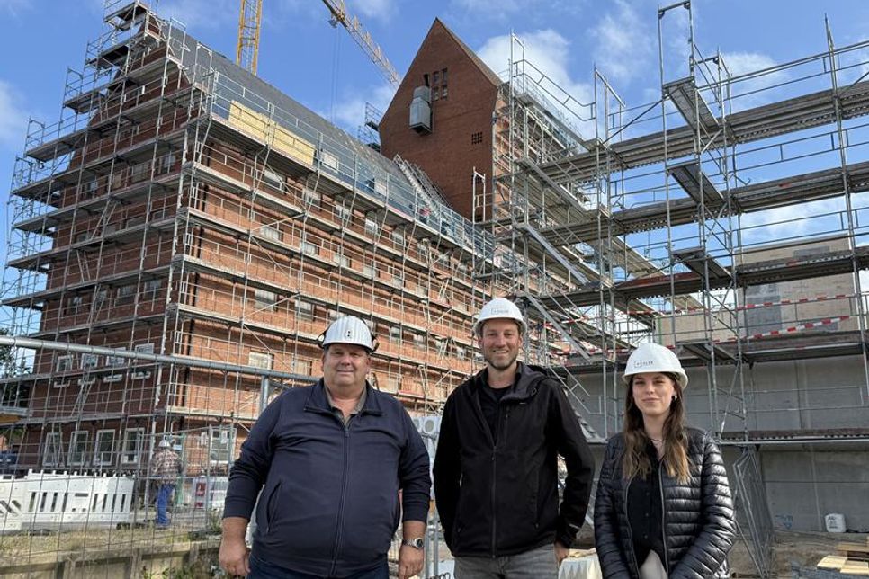 Vor Ort im Einsatz: Bauherrenvertreter Wolfgang Schulz (lks.), Architekt und Projektleiter Arne Pawlowski und Dual-Studentin Janine Prüß (beide Architekturbüro Köhler).