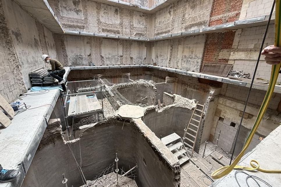 Schritt für Schritt arbeiten sich die Bauleute durch das Innere des Speichers. Etagenweise werden die Silozellen herausgebrochen und die Betonringe eingesetzt.