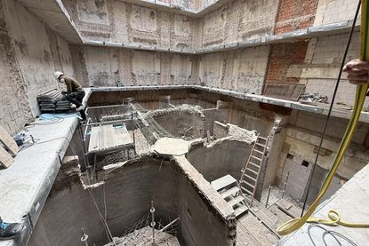Schritt für Schritt arbeiten sich die Bauleute durch das Innere des Speichers. Etagenweise werden die Silozellen herausgebrochen und die Betonringe eingesetzt.
