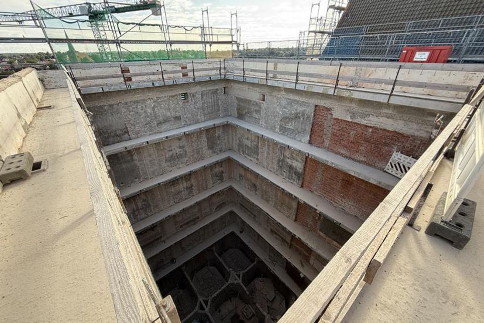 Blick von oben in den Nordturm: Die massiven Betonringe sollen künftig die Geschossdecken tragen.