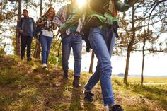 Gruppen, Familien und Freundeskreise nutzen den freien Tag für Fahrradtouren, Wanderungen oder Picknicks.
