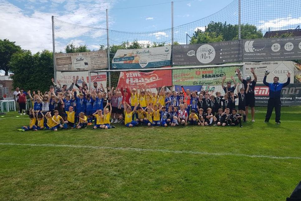 Anpfiff zum großen Pfingst-Kinderfußballturnier.
