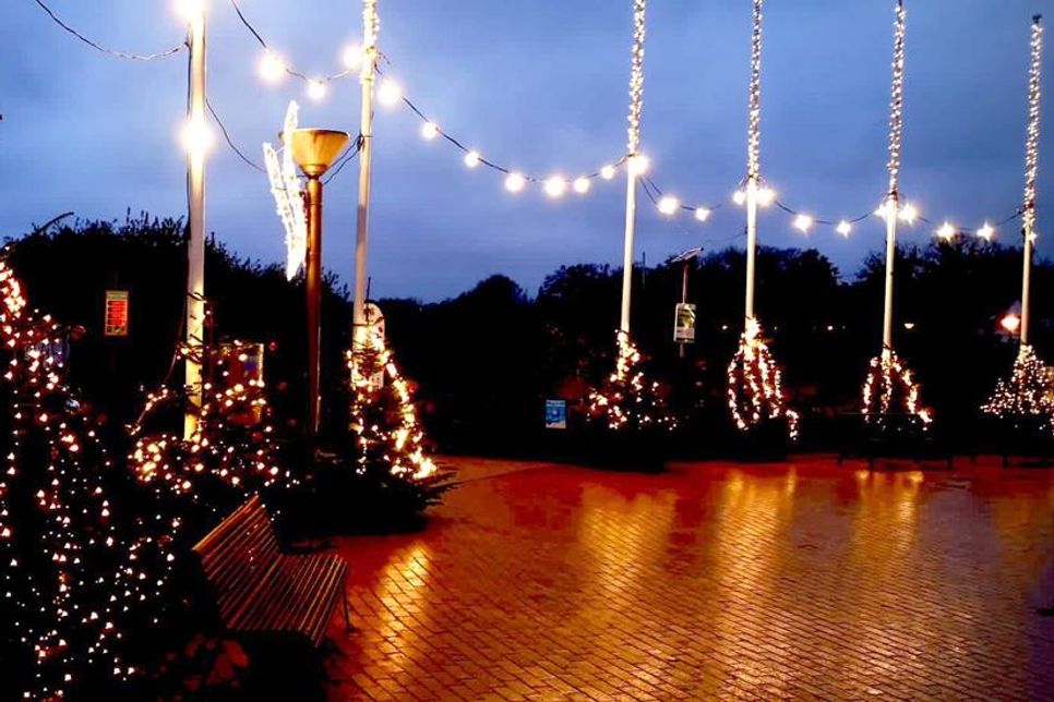 Der Seebrückenvorplatz im Lichterglanz: Am Samstag lädt der Ortsbeirat zum Bäumeschmücken, Glühwein und guten Gesprächen für einen guten Zweck ein.