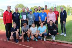 Der frischgebackene „Moin! Vereinsheld des Monats Juni“ Andreas Boller (TSV Neustadt, stehend 3. v. lks.) mit Karsten Wittorf (Sparkasse Holstein, stehend lks.), Jens Seemann (TSV Neustadt, stehend 2. v. lks.), Anett Virsnitis (TSV Neustadt, stehend 3. v. re.) und Birgit Kamrath-Beyer (KSV Ostholstein, stehend re.) sowie seinen „Lionsrunnern“ aus der Leichtathletik-Abteilung des TSV Neustadt.