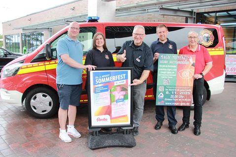 Das Sommerfest kann beginnen: Florian Jaekel (1. Vorsitzender des Fördervereins Freunde der Freiwilligen Feuerwehr Neustadt), Vanessa Gisa (Jugendfeuerwehrwartin), Oliver Wagner (famila-Warenhausleiter), Alexander Friedrich (Vertreter der Einsatzabteilungen) und Jürgen von Schassen (Kassenwart des Fördervereins) (v. lks.) stehen in den Startlöchern.