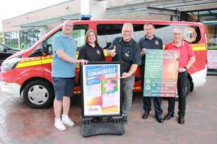 Das Sommerfest kann beginnen: Florian Jaekel (1. Vorsitzender des Fördervereins Freunde der Freiwilligen Feuerwehr Neustadt), Vanessa Gisa (Jugendfeuerwehrwartin), Oliver Wagner (famila-Warenhausleiter), Alexander Friedrich (Vertreter der Einsatzabteilungen) und Jürgen von Schassen (Kassenwart des Fördervereins) (v. lks.) stehen in den Startlöchern.