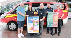 Das Sommerfest kann beginnen: Florian Jaekel (1. Vorsitzender des Fördervereins Freunde der Freiwilligen Feuerwehr Neustadt), Vanessa Gisa (Jugendfeuerwehrwartin), Oliver Wagner (famila-Warenhausleiter), Alexander Friedrich (Vertreter der Einsatzabteilungen) und Jürgen von Schassen (Kassenwart des Fördervereins) (v. lks.) stehen in den Startlöchern.