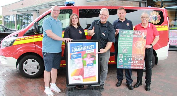 Das Sommerfest kann beginnen: Florian Jaekel (1. Vorsitzender des Fördervereins Freunde der Freiwilligen Feuerwehr Neustadt), Vanessa Gisa (Jugendfeuerwehrwartin), Oliver Wagner (famila-Warenhausleiter), Alexander Friedrich (Vertreter der Einsatzabteilungen) und Jürgen von Schassen (Kassenwart des Fördervereins) (v. lks.) stehen in den Startlöchern.