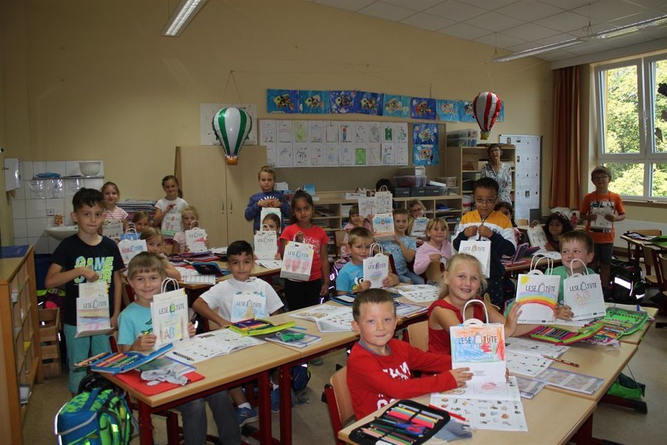 Die Grundschüler präsentierten stolz ihre Lesetüten.