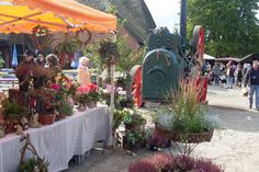 Händler, Erzeuger und Kunsthandwerker aus der Region präsentieren ihre Produkte.