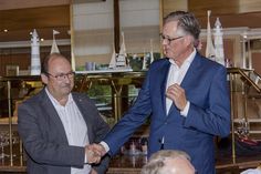 Jährlicher Stabwechsel beim Lions Club Lübecker Bucht. Lambertus Muller (r.) gab das Präsidentenamt an Bernd Vetter weiter.  Foto: privat/hfr
