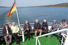 Neustadt. Am 20. April führte der Seniorenbeirat Neustadt für die älteren Bürger Neustadts eine Informationsfahrt durch. Diese ging nach Ratzeburg mit einer einstündigen Besichtigung und Führung im Dom. In einem Restaurant am Küchensee wurde zu Mittag gegessen. Anschließend war bei sonnigem Wetter und leichter Brise ein Aufenthalt an Deck bei der anschließenden Schifffahrt auf dem Ratzeburger See möglich. Es verblieb danach noch eine Stunde Zeit, spazieren zu gehen, die kleinen Geschäfte anzusehen oder im Windschatten am See ein Eis zu essen. (red)