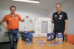 Die Kundenberater beim team baucenter Hendrik Alm (lks.) und Alexander Mang sind Experten, wenn es um Einbruchschutz geht.