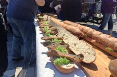 In Kellenhusen wird das „längste Fischbrötchen der Welt“ präsentiert.
