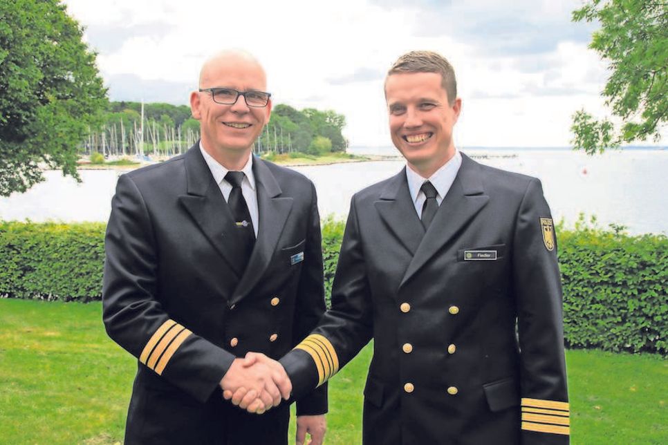 Holger Mühlstein gratuliert Robert Fiedler (re.) zu seinem neuen Amt.